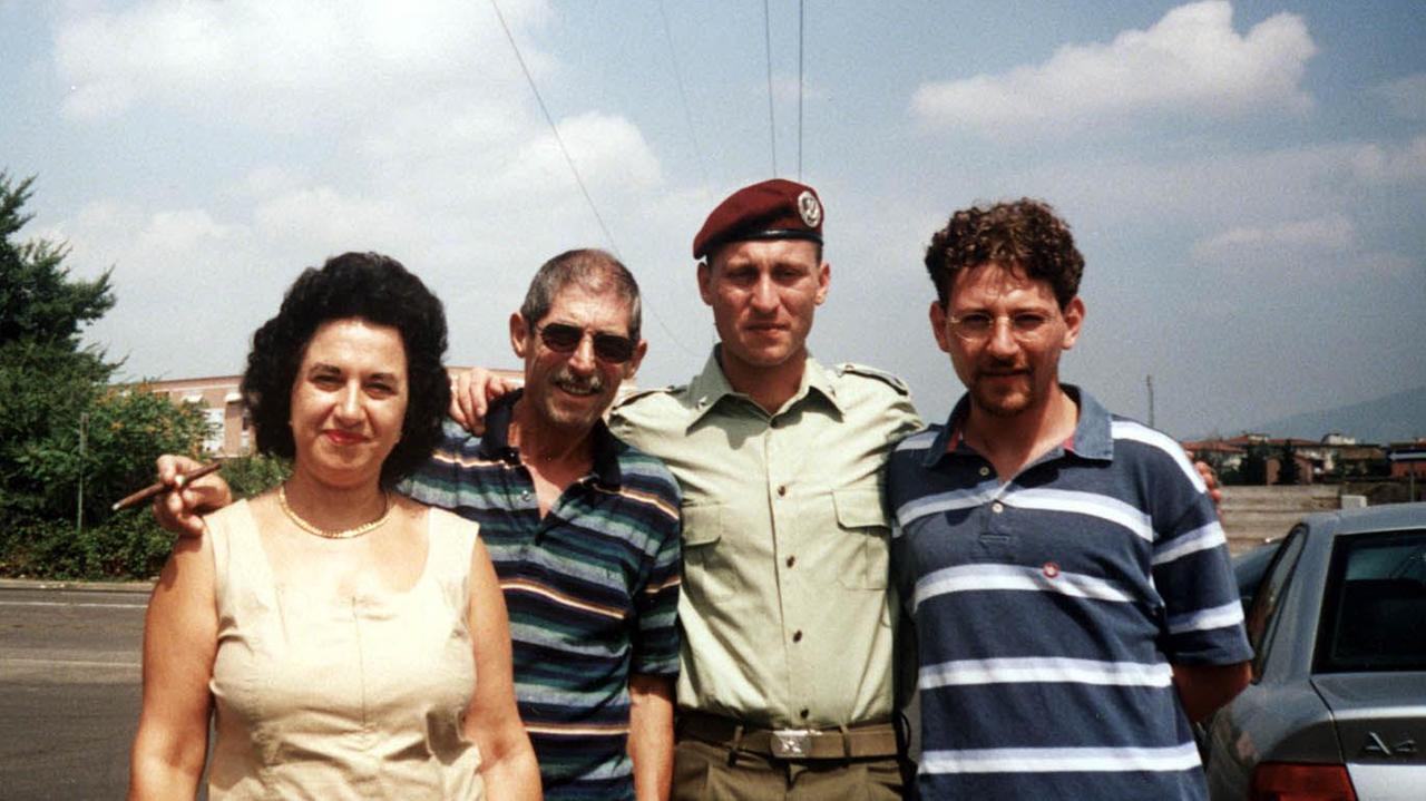 Emanuele Scieri con i genitori e il fratello