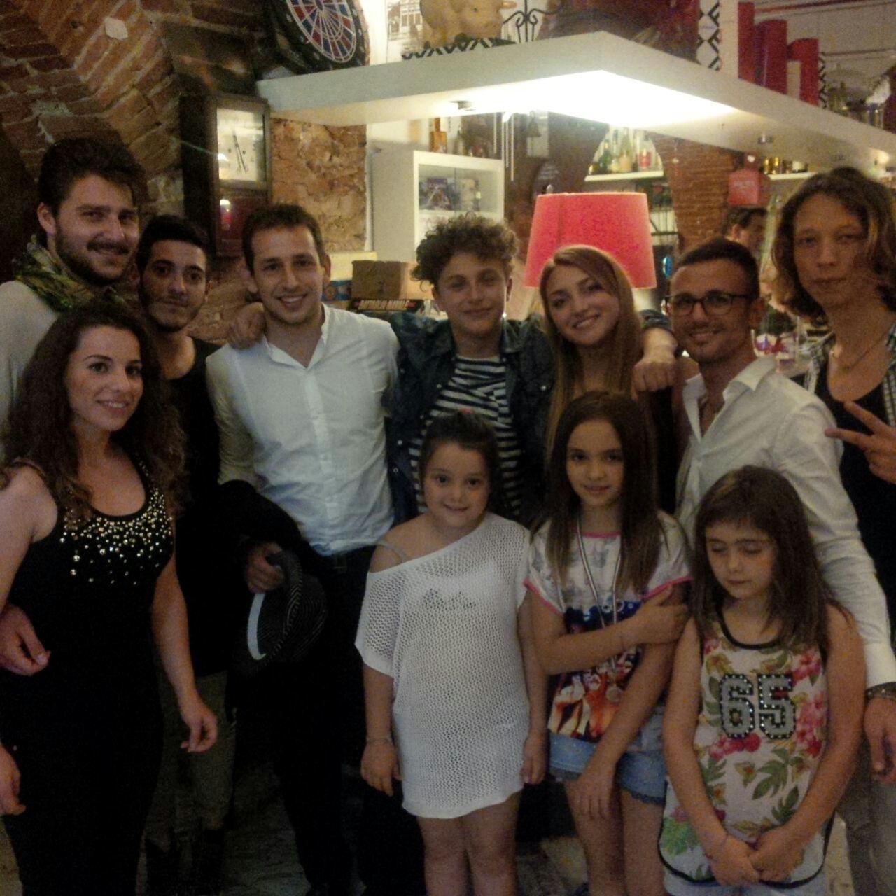 Un gruppo dei finalisti del festival di canto moderno