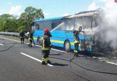 Prende fuoco un autobus mentre viaggia sull’A11 