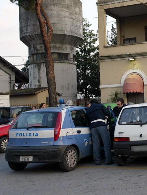 Mostra i genitali alla polizia 