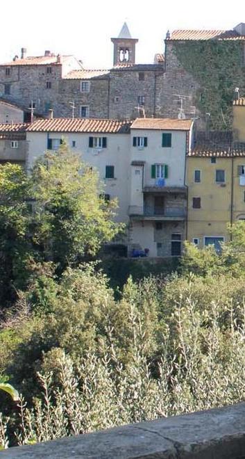 Manca personale, e così i sassetani si puliscono il paese 