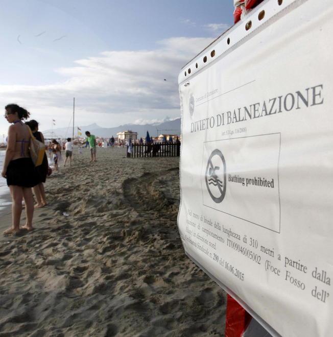 Nuovo stop per il mare inquinato Niente tuffi in sette bagni di Lido 