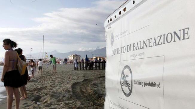 Nuovo stop per il mare inquinato Niente tuffi in sette bagni di Lido