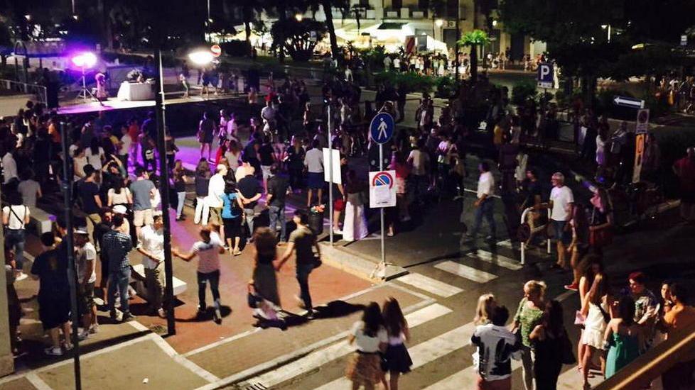 Marina dà il benvenuto ai turisti con ombrelloni e sdraio in strada