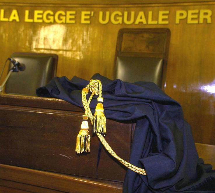 Acquista collane e anelli con un assegno scoperto 