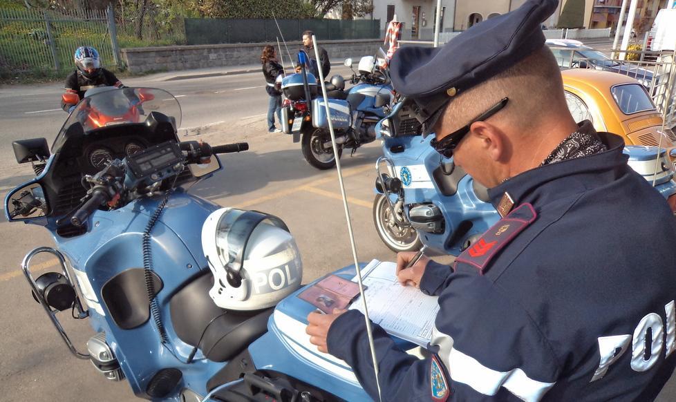 Ubriaco in moto fugge dopo l’alt 