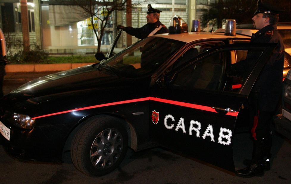 Applauso all’auto che sfreccia, pestato 