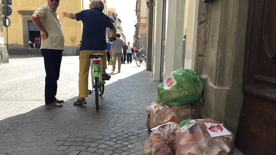 Caos rifiuti: il giorno della carta gli sbagli sono il doppio