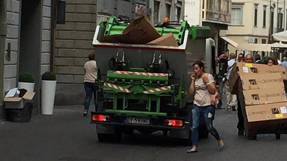 ILCOMMENTO / I mastelli griffati e lo slalom tra i sacchi