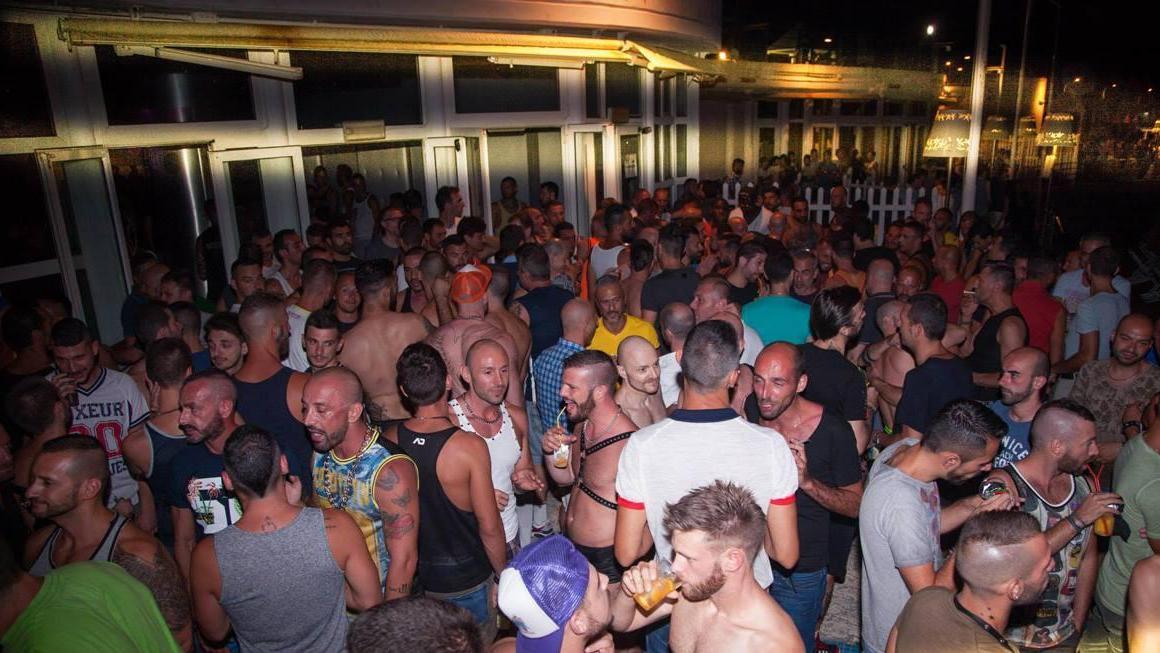 Folla al Pappafico per un evento gay