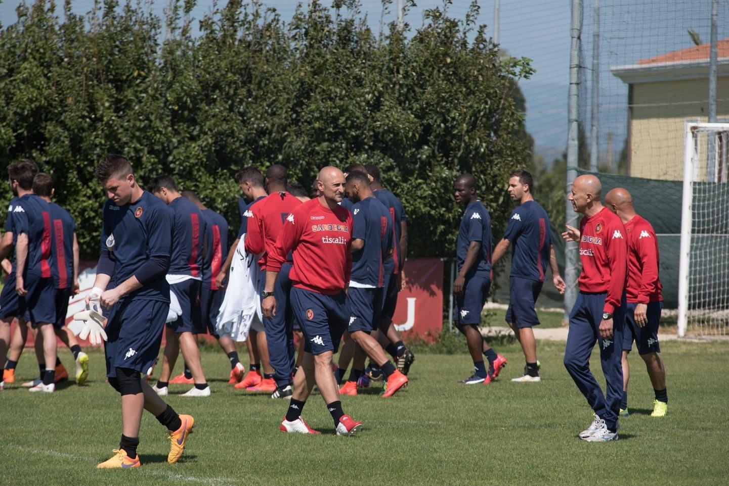 La squadra del Cagliari nel centro sportivo di Asseminello (foto Mario Rosas)