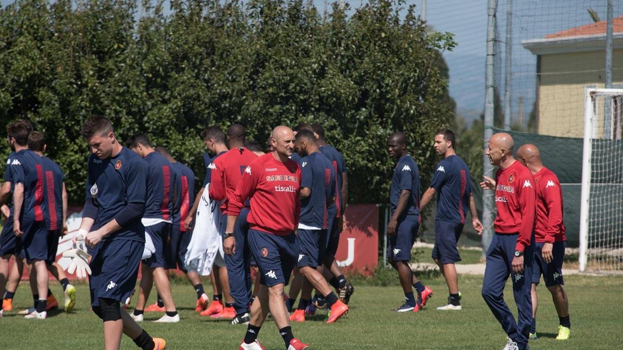 La squadra del Cagliari nel centro sportivo di Asseminello (foto Mario Rosas)