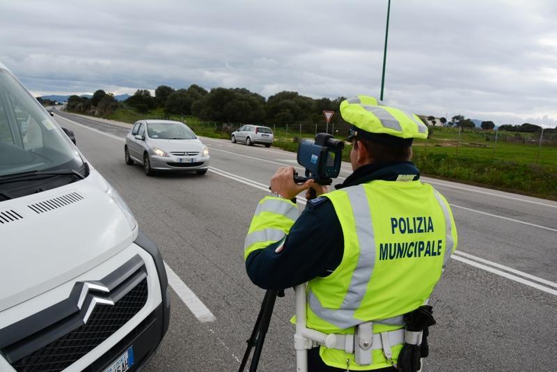 Una postazione della polizia locale col telelaser