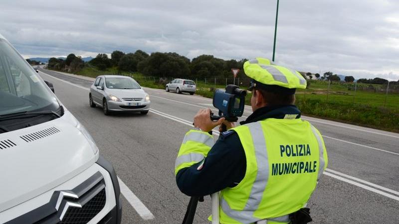 Una postazione della polizia locale col telelaser