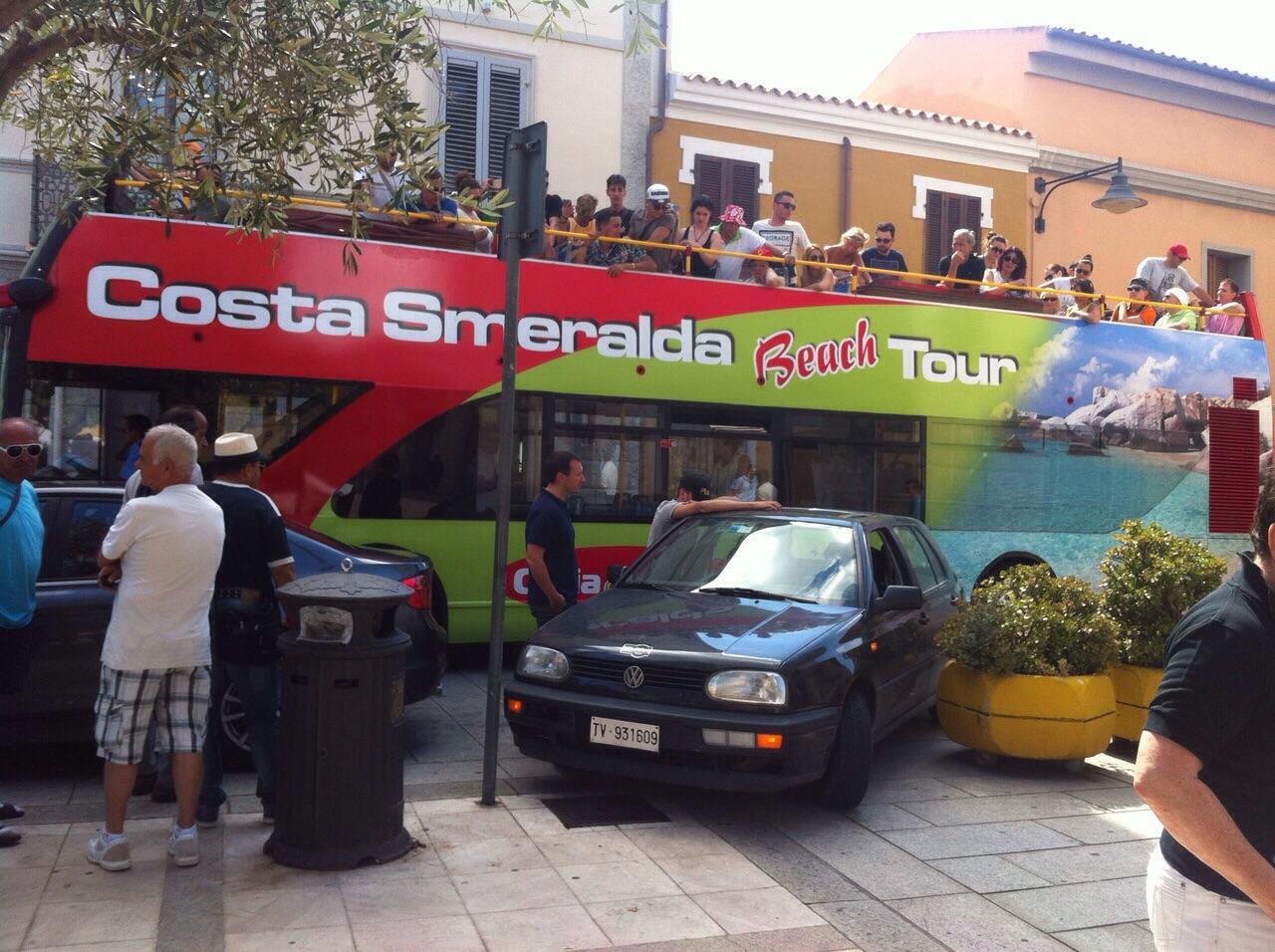 Il bus scoperto fermo in piazza Matteotti