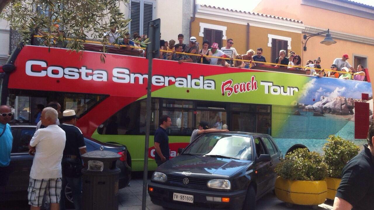 Il bus scoperto fermo in piazza Matteotti