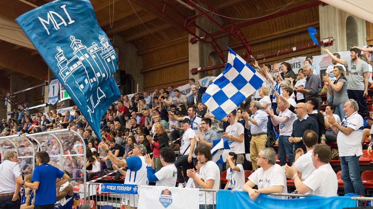 La curva dei tifosi della Pall. Ferrara
