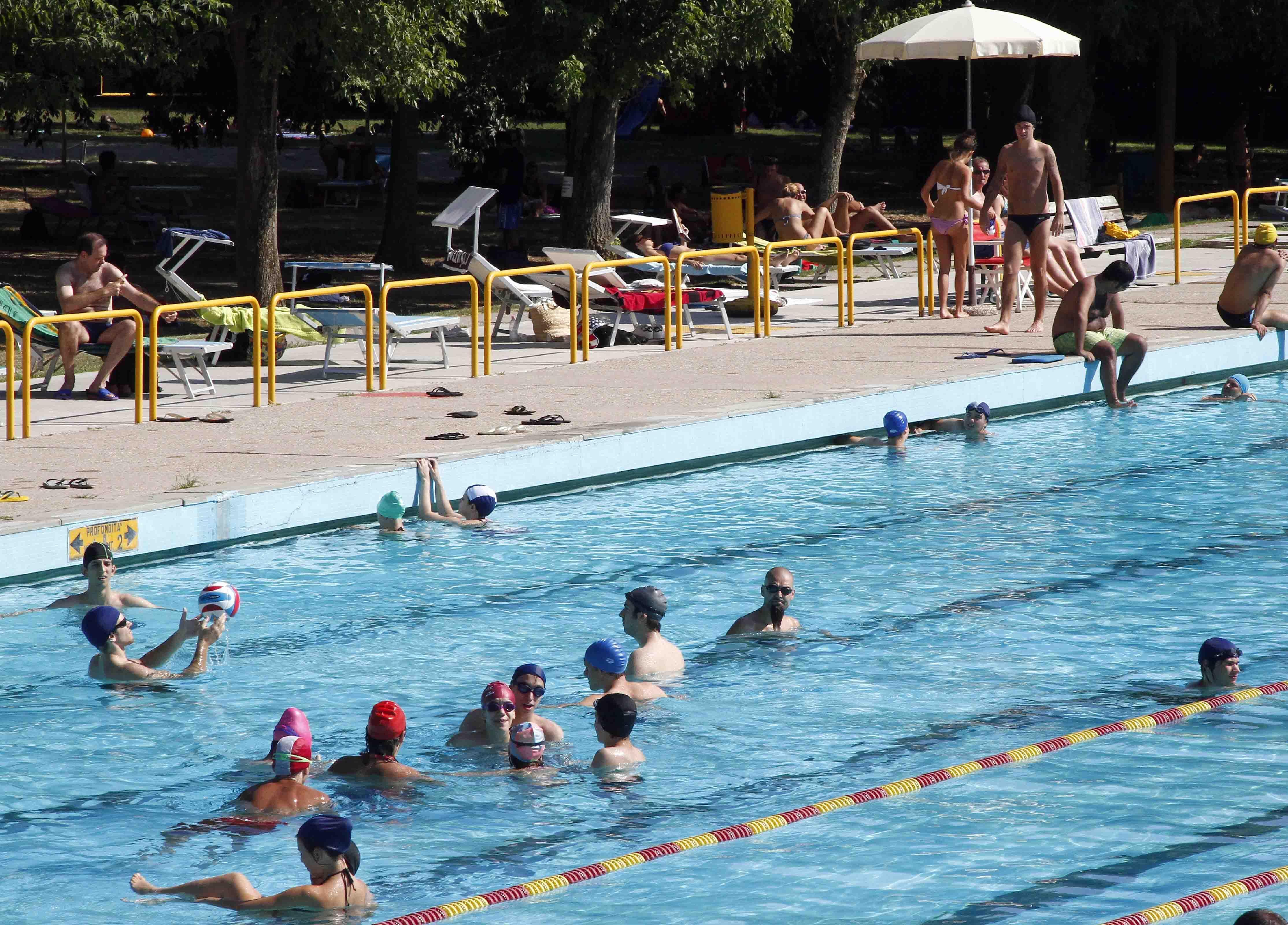 La piscina scoperta di via Bacchelli