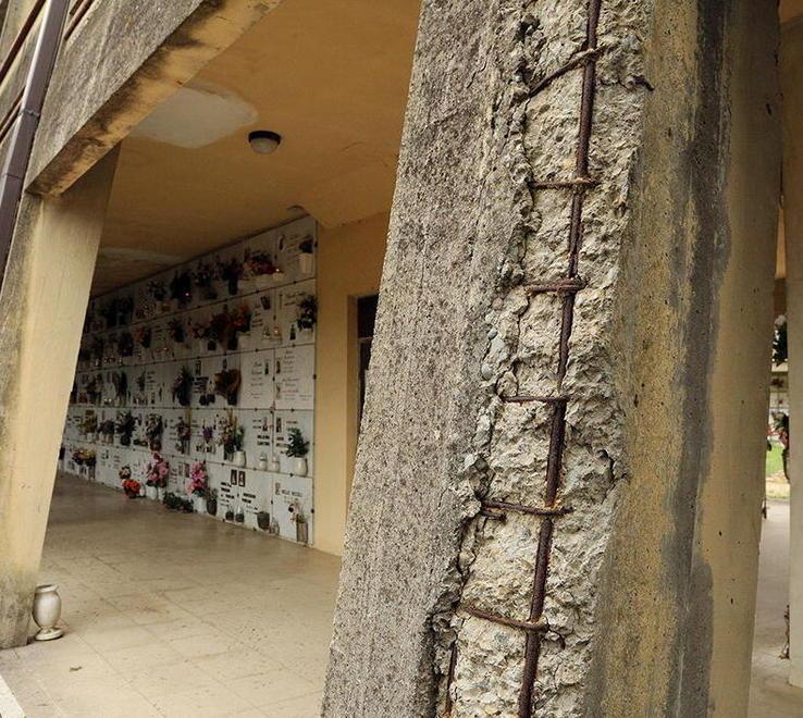 Furti, erba alta e infiltrazioni tra le tombe regna il degrado 