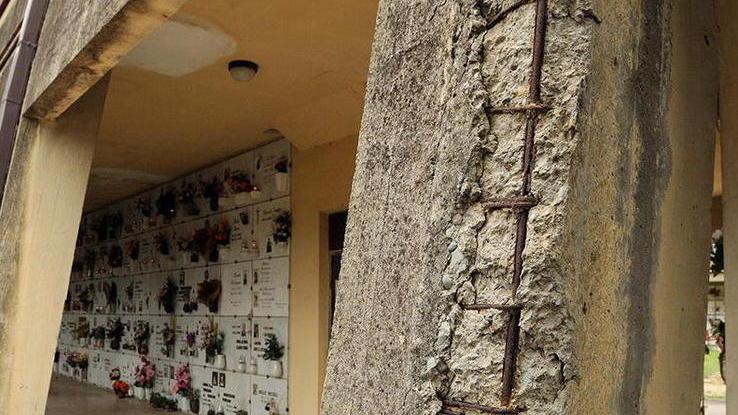 Furti, erba alta e infiltrazioni tra le tombe regna il degrado