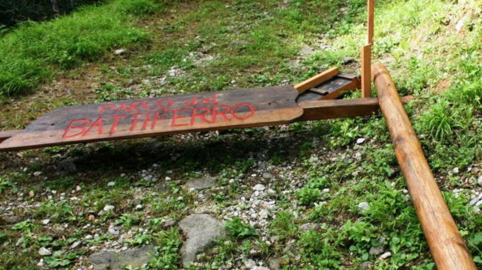 Vandali contro il parco avventura, tensione per le cave
