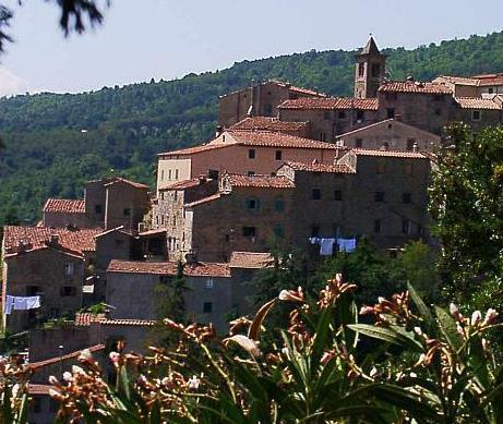 L’estate sassetana tra scultura, teatro e opere letterarie