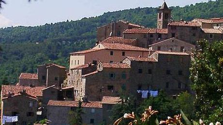 L’estate sassetana tra scultura, teatro e opere letterarie