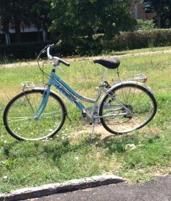 Travolto mentre attraversa in bicicletta