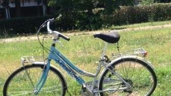 Travolto mentre attraversa in bicicletta