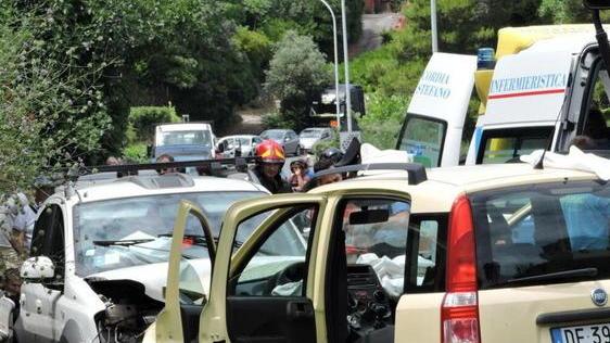 Gravissimo nello scontro fra due auto e uno scooter