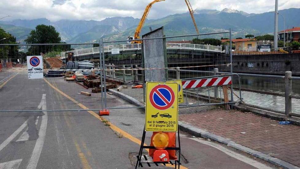Ponte di via Mascagni Cittadini infuriati