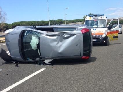 Si ribalta più volte in autostrada 