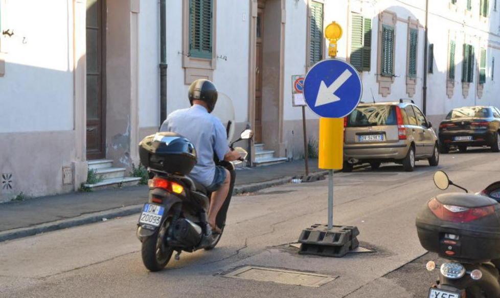 Occhio alla buca... e ai cartelli 