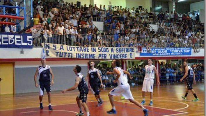 L’incredibile rivolta dei tifosi PL «Via l’allenatore oppure via noi» 