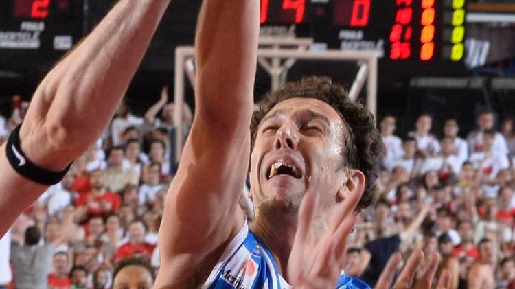 Chi conquista la palla a due in avvio, vince
