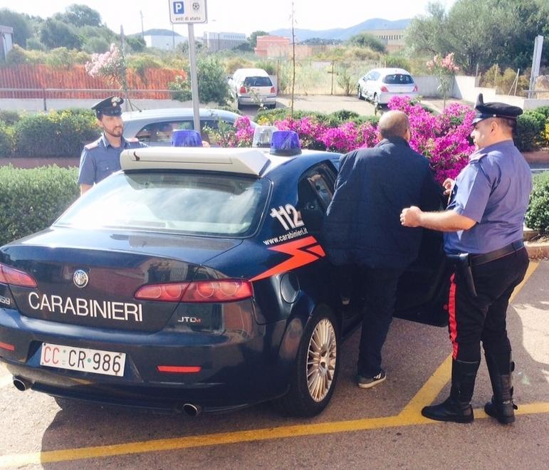 Acciuffato a pochi passi da casa in cella il rapinatore del market 