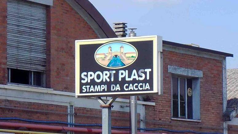 Sport Plast, dopo la razzia caccia ai banditi
