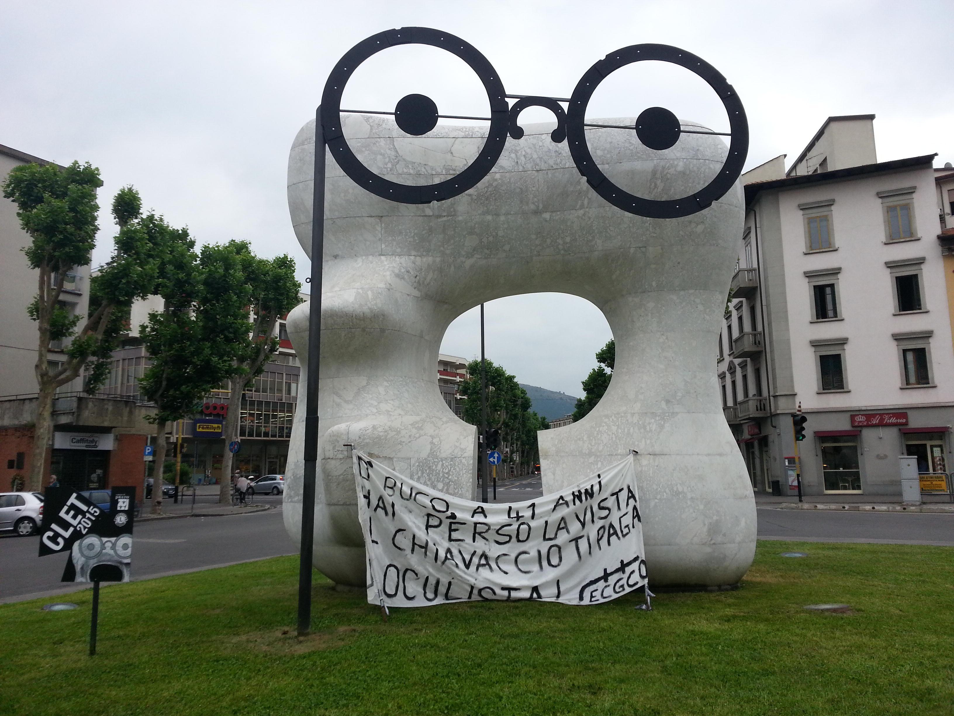 Lo striscione del Chiavaccio sul monumento di Moore