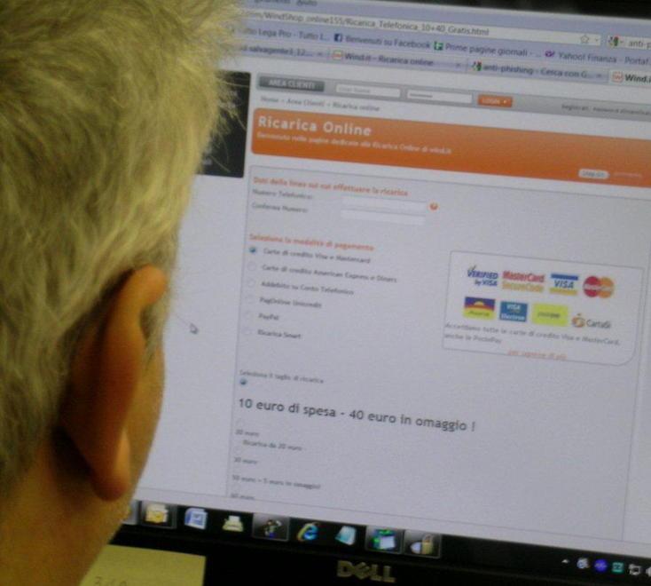 Si mette nudo su Skype, ricattato cinquantenne 