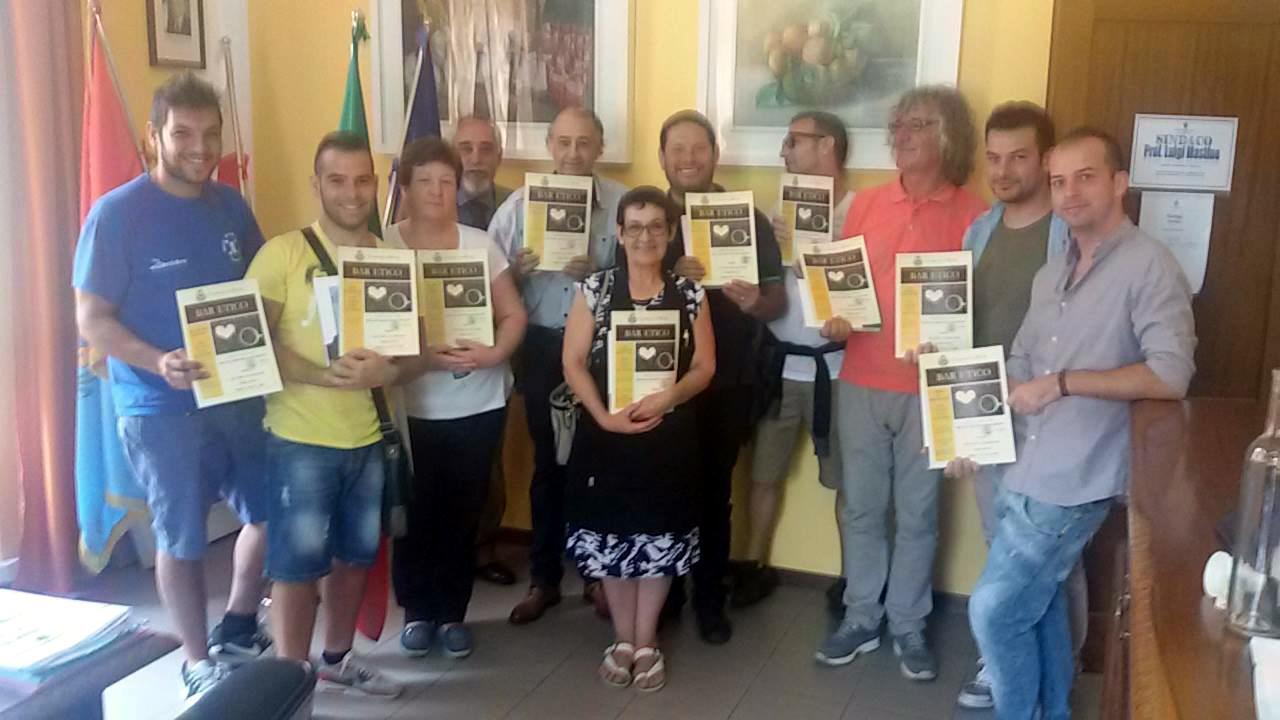 La consegna degli attestati ai gestori dei bar che hanno rinunciato alle slot machine