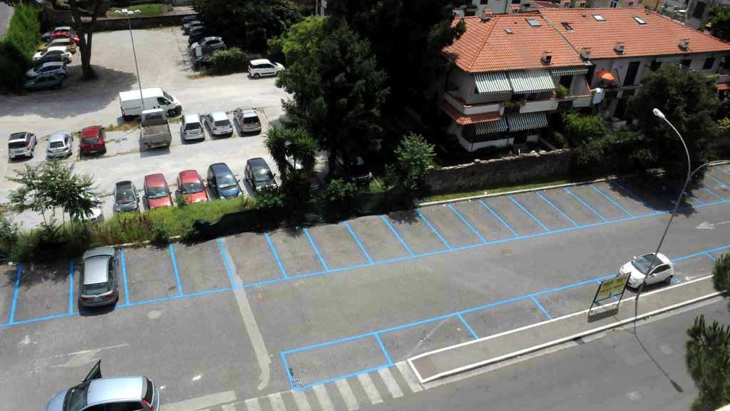 Le nuove strisce blu in via Venturini