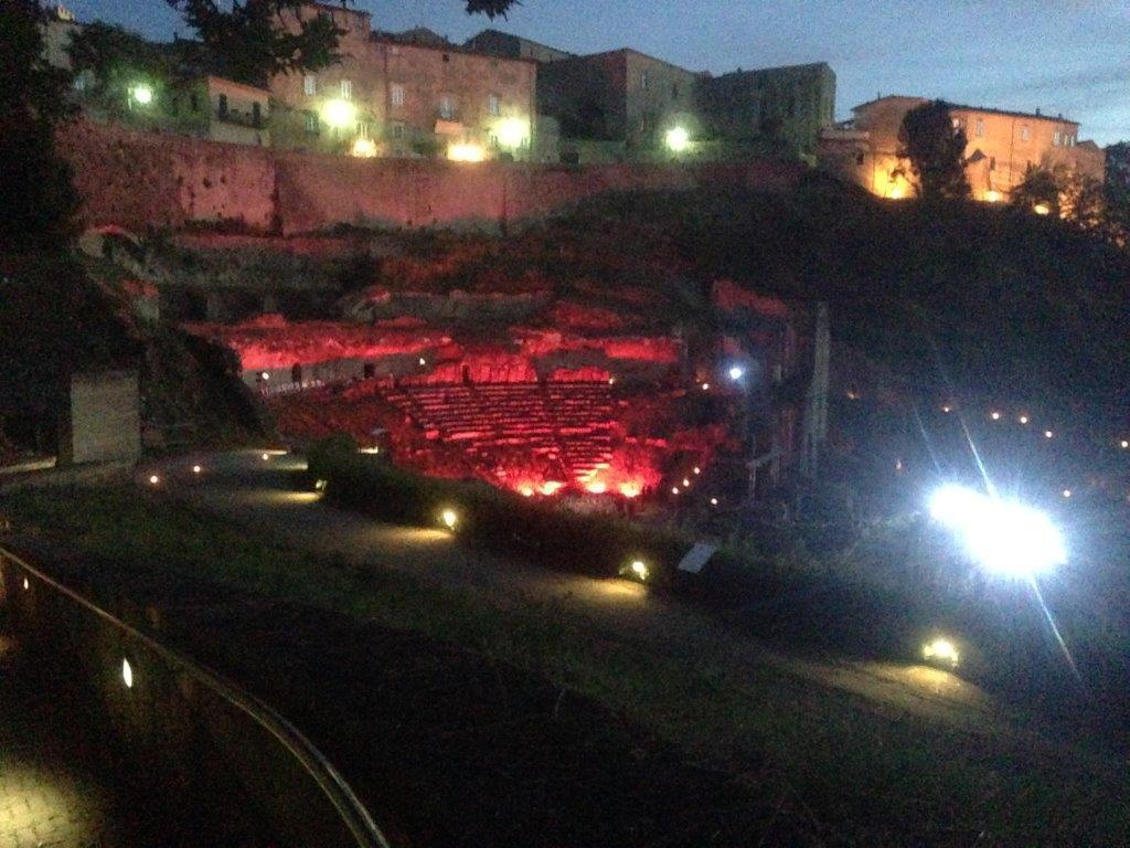 Artisti gratis sul Colle, il festival Teatro Romano si farà