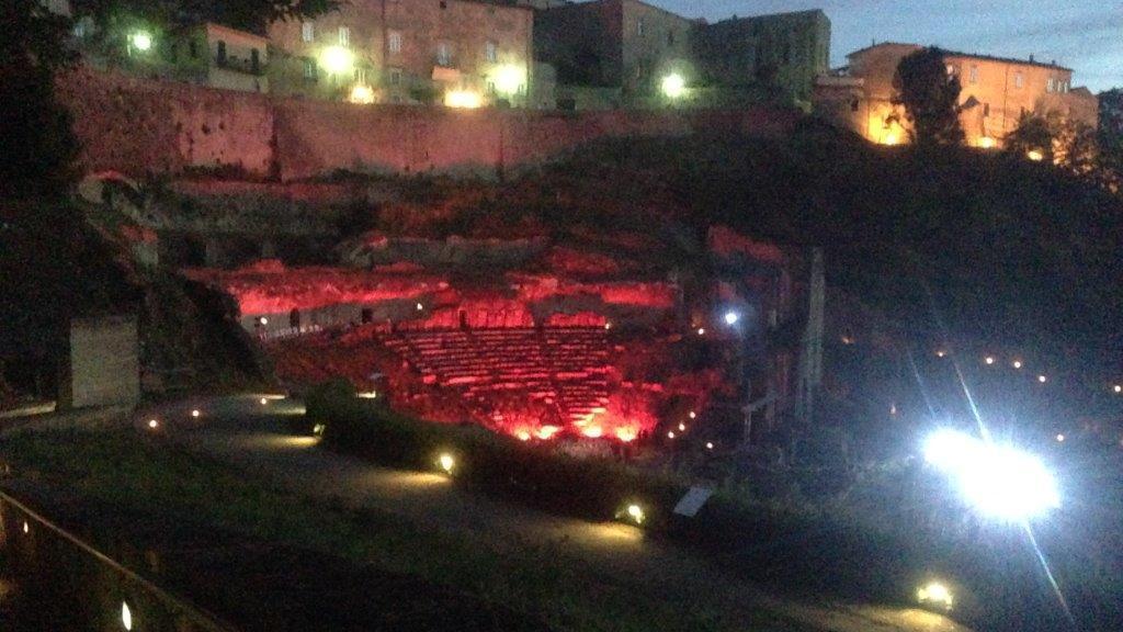 Artisti gratis sul Colle, il festival Teatro Romano si farà