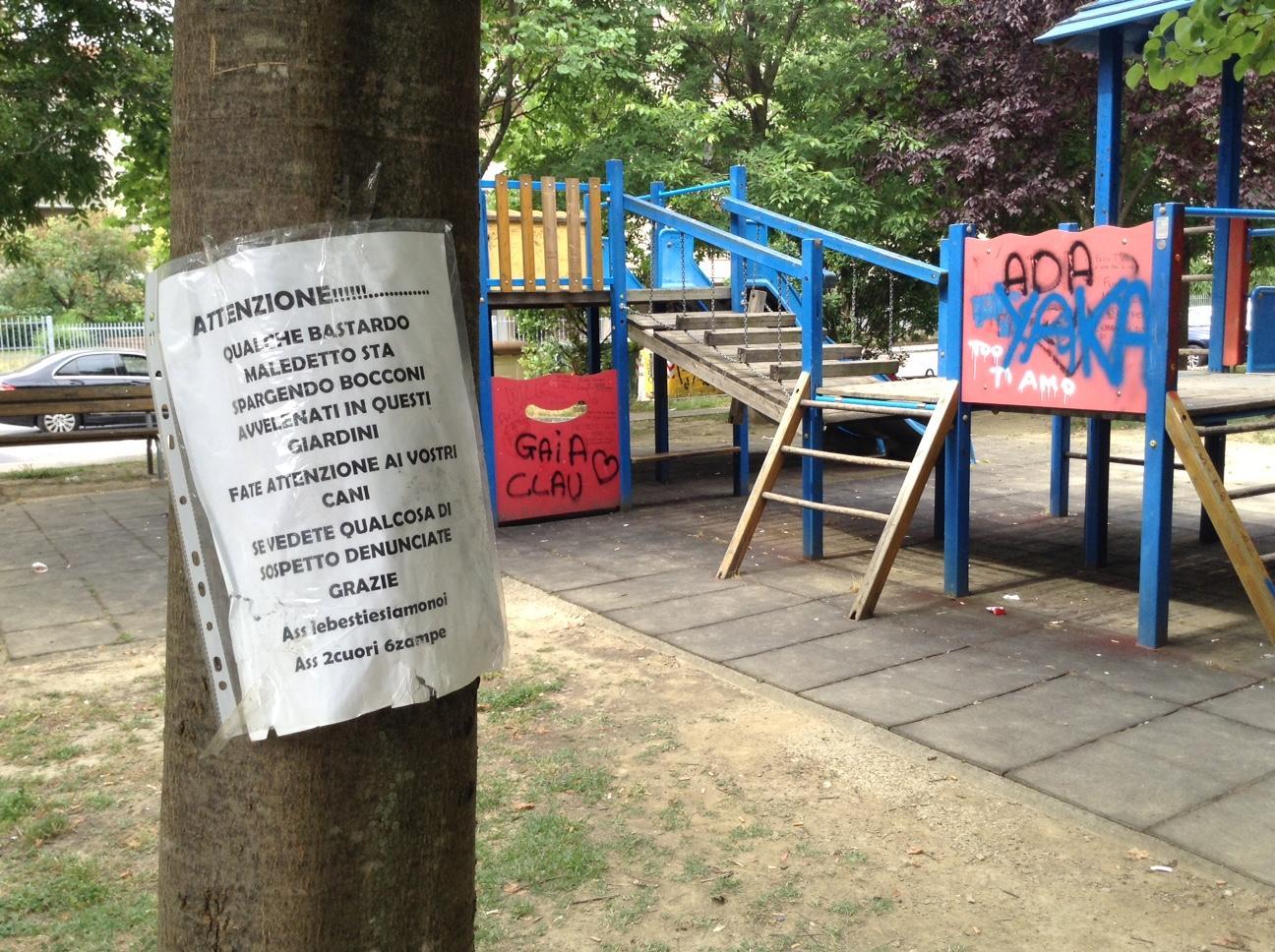 Uno dei cartelli affissi ai giardini di via Garella a Mezzana (foto Batavia)