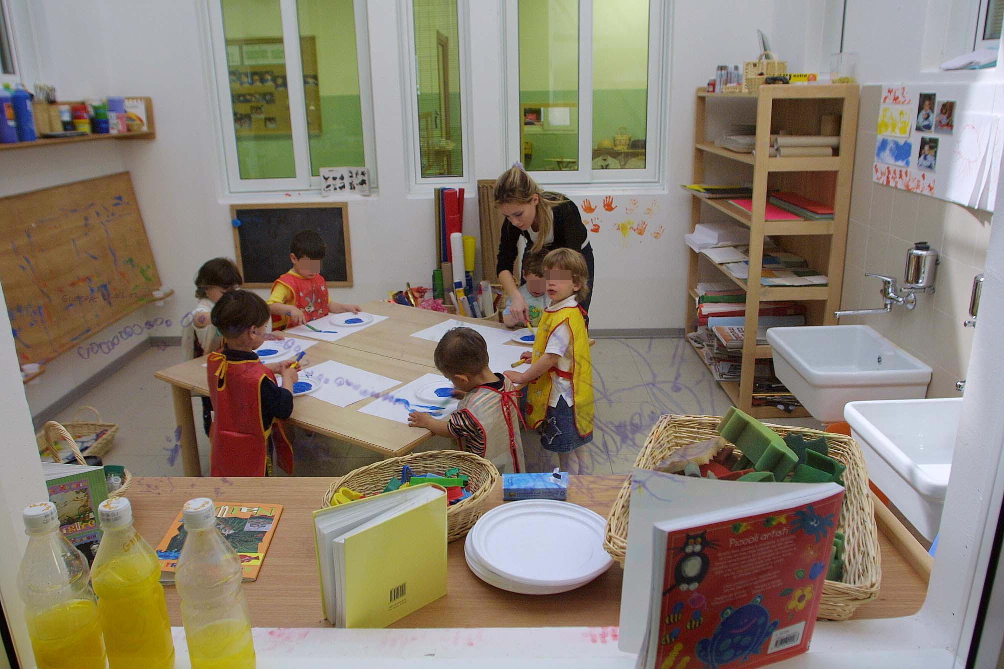 Bambini giocano in un asilo nido (foto d'archivio)