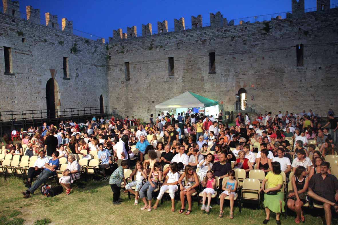 Il cinema sotto le stelle al Castello dell'Imperatore