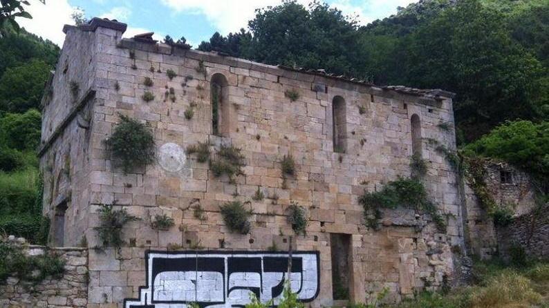 La chiesa deturpata (foto Roberto Ghezzi)