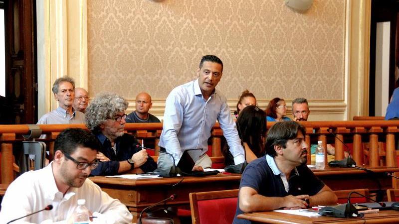 In piedi il consigliere comunale Valter Sarais (Marzi pentafoto)