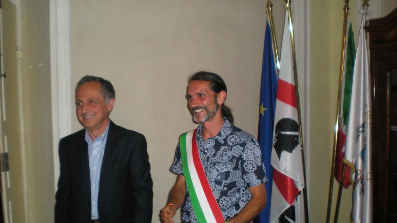 Il nuovo sindaco di Porto Torres, Sean Wheeler, con il commissario del Comune