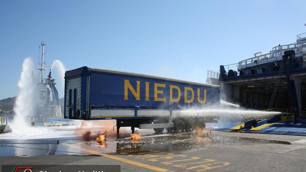 Un momento dell'esercitazione della capitaneria di porto all'Isola Bianca